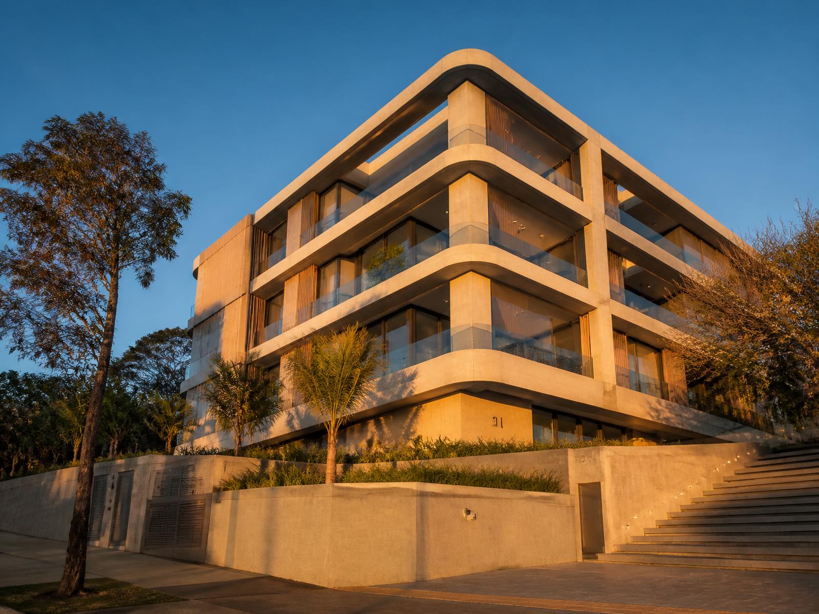 Edifício residencial moderno em Brasília ao entardecer